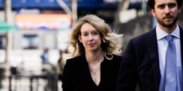 Elizabeth Holmes’ accomplice reportedly fundraising for brand spanking new blood-testing startup