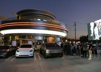 A $17 Hotdog and a Humanoid Robotic Serving Popcorn: WIRED’s Day on the Tesla Diner