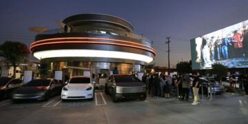 A $17 Hotdog and a Humanoid Robotic Serving Popcorn: WIRED’s Day on the Tesla Diner