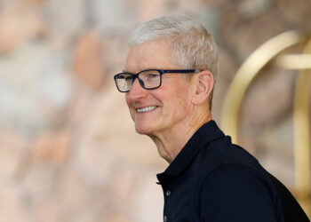 Tim Cook dinner reportedly tells workers Apple ‘should’ win in AI