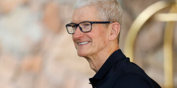 Tim Cook dinner reportedly tells workers Apple ‘should’ win in AI