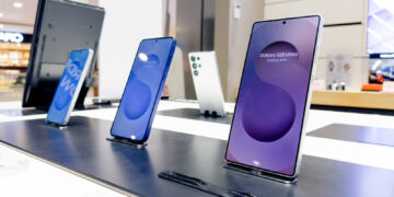 $799 iPhone 17 Shocked Samsung, Forcing It To Nerf The Common Galaxy S26﻿