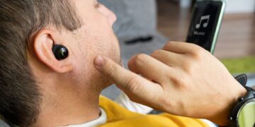 Audio Accent Flaw Converts Headphones Into Spy Device
