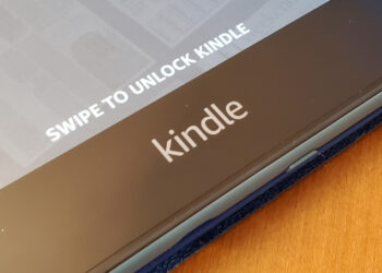 This ‘Excellent’ $6 Amazon Gadget Provides MagSafe Assist To Your Kindle