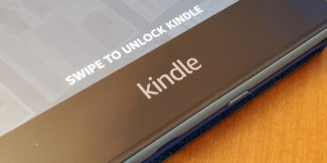 This ‘Excellent’ $6 Amazon Gadget Provides MagSafe Assist To Your Kindle