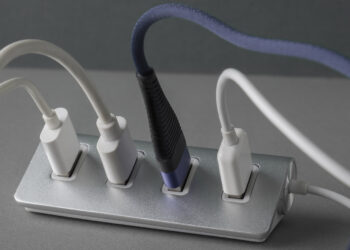 You Ought to By no means Plug USB Hubs Into Your Energy Financial institution