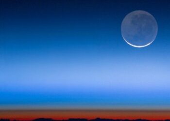 What Is Earthshine? Tips on how to Spot the Lunar Marvel within the Skies This Week
