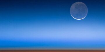What Is Earthshine? Tips on how to Spot the Lunar Marvel within the Skies This Week