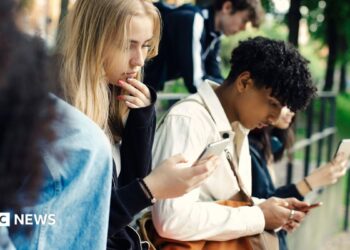 Midnight social media curfew proposed for UK teenagers aged 16 and 17