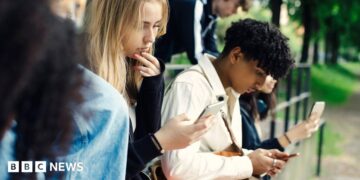 Midnight social media curfew proposed for UK teenagers aged 16 and 17